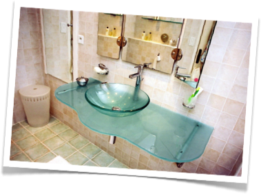 APPLICATIONS:
- Portes en verre
Parois de douche
Plateaux de tables
Crédences de cuisine
Plans de vasque
Bandeaux de cheminée
Signalétique ...